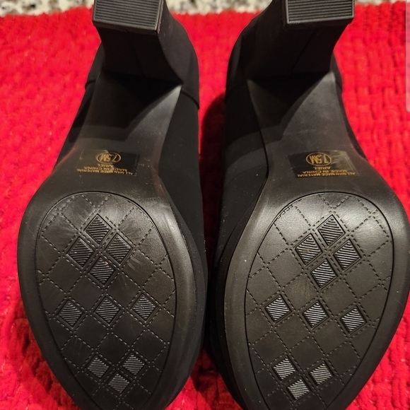 Elegant Black Strap Heels - Picture 4 of 6